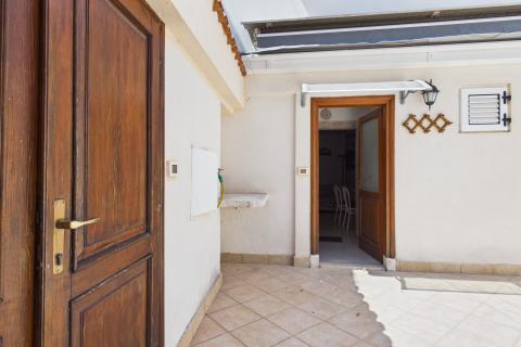 Istria, Rovigno, centro, strada tranquilla, due appartamenti + cortile privato