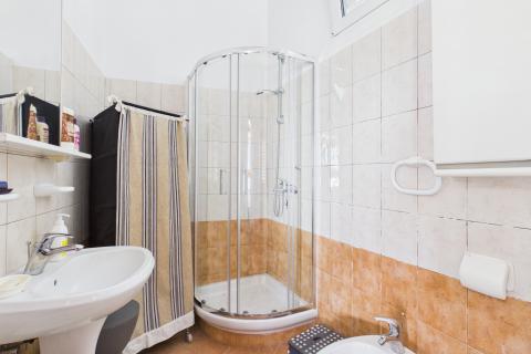 Istria, Rovigno, centro, strada tranquilla, due appartamenti + cortile privato
