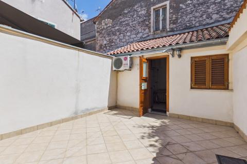 Istria, Rovigno, centro, strada tranquilla, due appartamenti + cortile privato