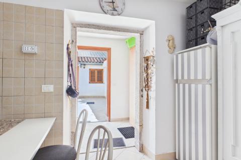 Istria, Rovigno, centro, strada tranquilla, due appartamenti + cortile privato