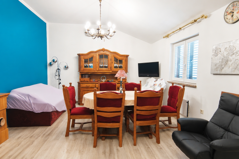 Isola di Krk, dintorni di Malinska &ndash; Casa indipendente con due appartamenti, garage e ampio giardino