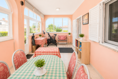 Isola di Krk, dintorni di Malinska &ndash; Casa indipendente con due appartamenti, garage e ampio giardino