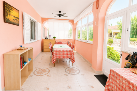 Isola di Krk, dintorni di Malinska &ndash; Casa indipendente con due appartamenti, garage e ampio giardino