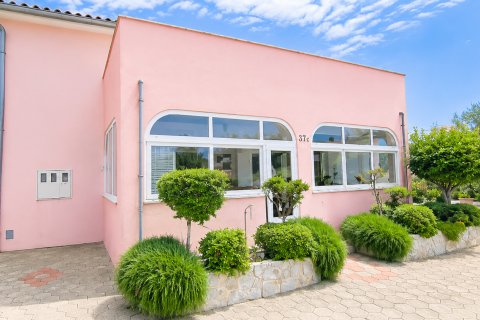 Isola di Krk, dintorni di Malinska &ndash; Casa indipendente con due appartamenti, garage e ampio giardino