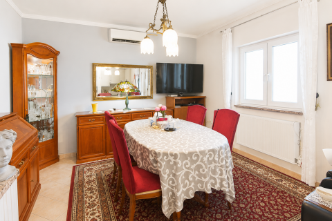 Isola di Krk, dintorni di Malinska &ndash; Casa indipendente con due appartamenti, garage e ampio giardino