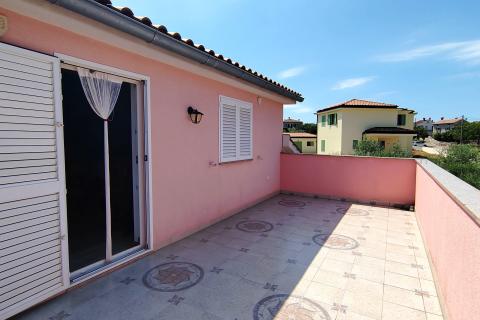 Isola di Krk, dintorni di Malinska &ndash; Casa indipendente con due appartamenti, garage e ampio giardino
