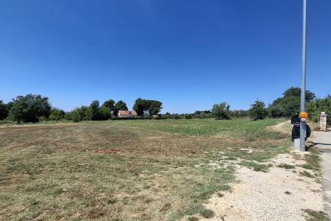 ISTRIA, NOVIGRAD &ndash; Non-Building Plot with Excellent Access, 1,114 m&sup2;