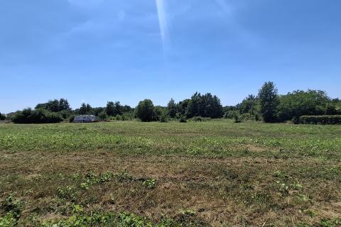 ISTRIA, NOVIGRAD &ndash; Non-Building Plot with Excellent Access, 1,114 m&sup2;