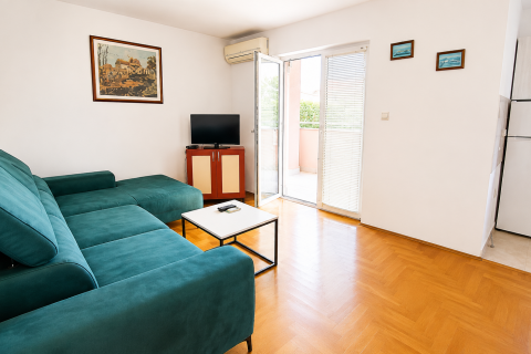 Malinska &ndash; Ground Floor Two-Bedroom Apartment with Private Garden