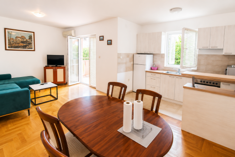 Malinska &ndash; Ground Floor Two-Bedroom Apartment with Private Garden