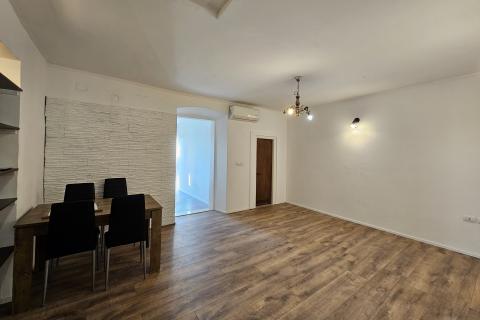 Istra , Buje - Renovirani stan u centru