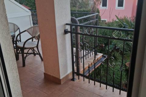 Opatija, Lovran, Oprić, stan 2S+DB od 75m2 s terasom + uređeni vrt od 85m2