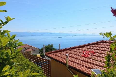 Opatija, Lovran, Oprić, stan 2S+DB od 75m2 s terasom + uređeni vrt od 85m2