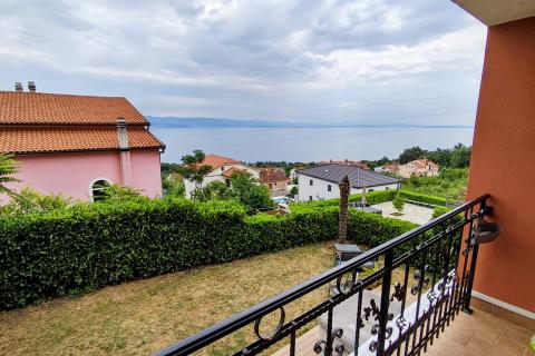 Opatija, Lovran, Oprić, stan 2S+DB od 75m2 s terasom + uređeni vrt od 85m2