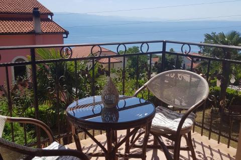 Opatija, Lovran, Oprić, stan 2S+DB od 75m2 s terasom + uređeni vrt od 85m2