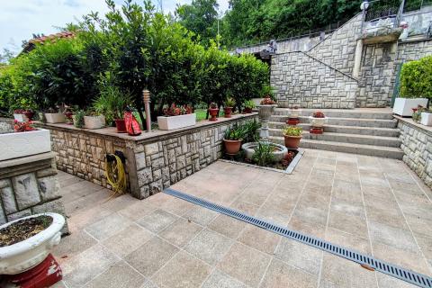 Opatija, Lovran, Oprić, stan 2S+DB od 75m2 s terasom + uređeni vrt od 85m2