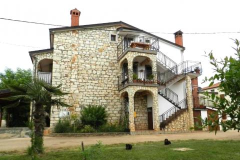 Istra,Brtonigla-Imanje s kućom 330 m&sup2; i 7.800 m&sup2; zemlji&scaron;ta