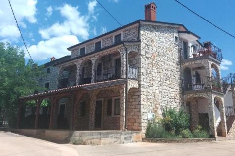 Istra,Brtonigla-Imanje s kućom 330 m&sup2; i 7.800 m&sup2; zemlji&scaron;ta