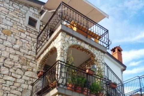 Istra,Brtonigla-Imanje s kućom 330 m&sup2; i 7.800 m&sup2; zemlji&scaron;ta