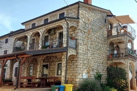 Istra,Brtonigla-Imanje s kućom 330 m&sup2; i 7.800 m&sup2; zemlji&scaron;ta