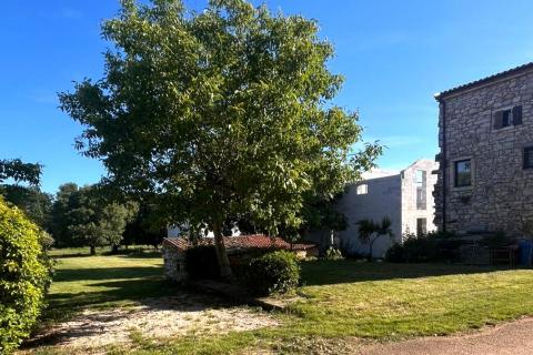 Istra,Brtonigla-Imanje s kućom 330 m&sup2; i 7.800 m&sup2; zemlji&scaron;ta