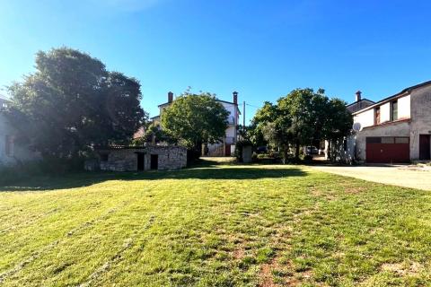 Istra,Brtonigla-Imanje s kućom 330 m&sup2; i 7.800 m&sup2; zemlji&scaron;ta