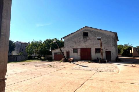 Istra,Brtonigla-Imanje s kućom 330 m&sup2; i 7.800 m&sup2; zemlji&scaron;ta