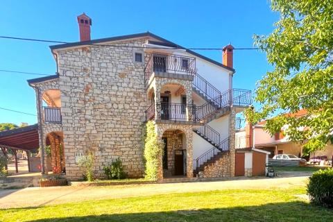 Istra,Brtonigla-Imanje s kućom 330 m&sup2; i 7.800 m&sup2; zemlji&scaron;ta
