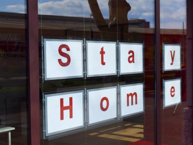 Izlog riječkog ureda poslao jasnu i vidljivu poruku: “Ostanite doma, zaštitite sebe i druge”